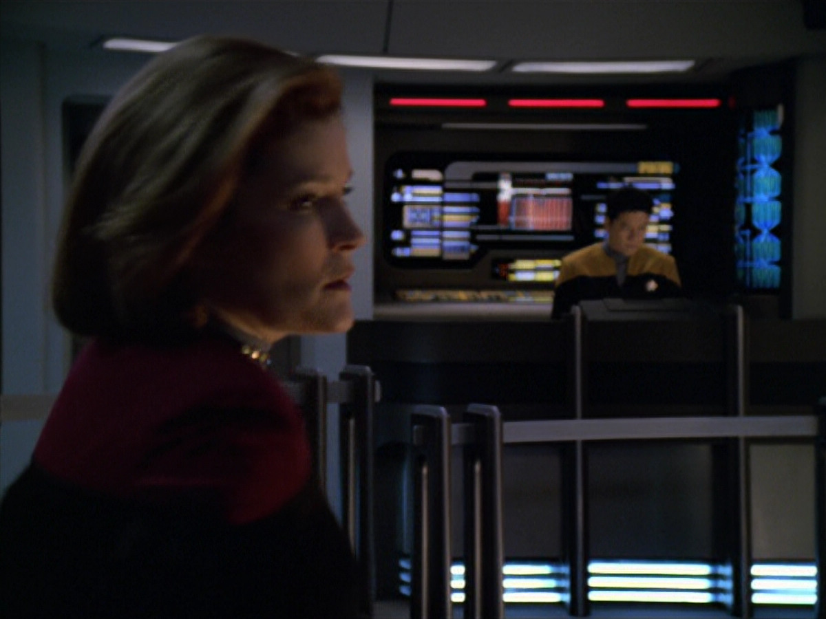 extant_StarTrek_VOY_5x19-TheFight_02805.jpg