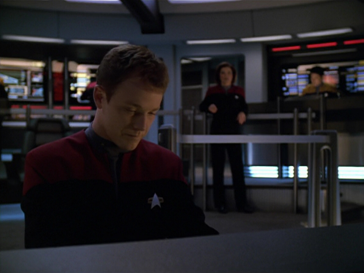 extant_StarTrek_VOY_5x19-TheFight_02825.jpg