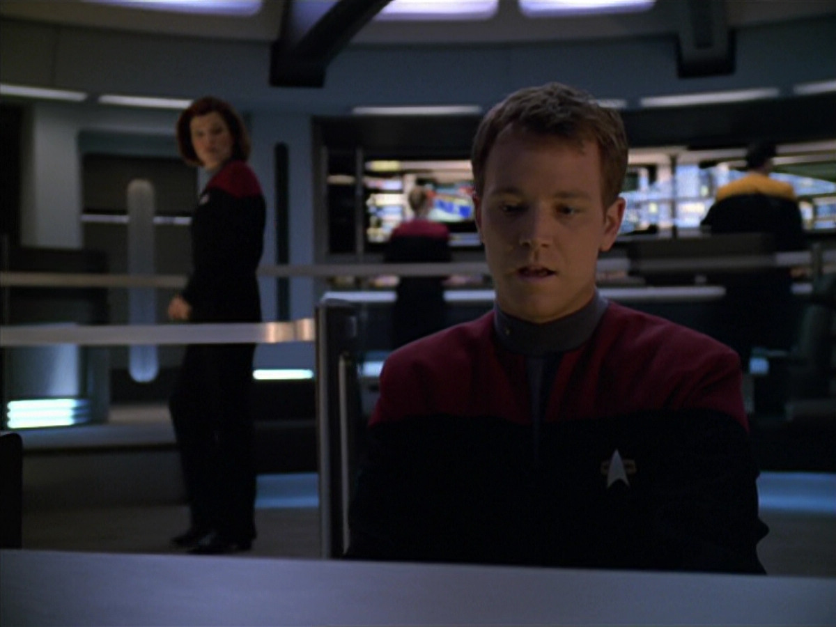 extant_StarTrek_VOY_5x19-TheFight_02835.jpg