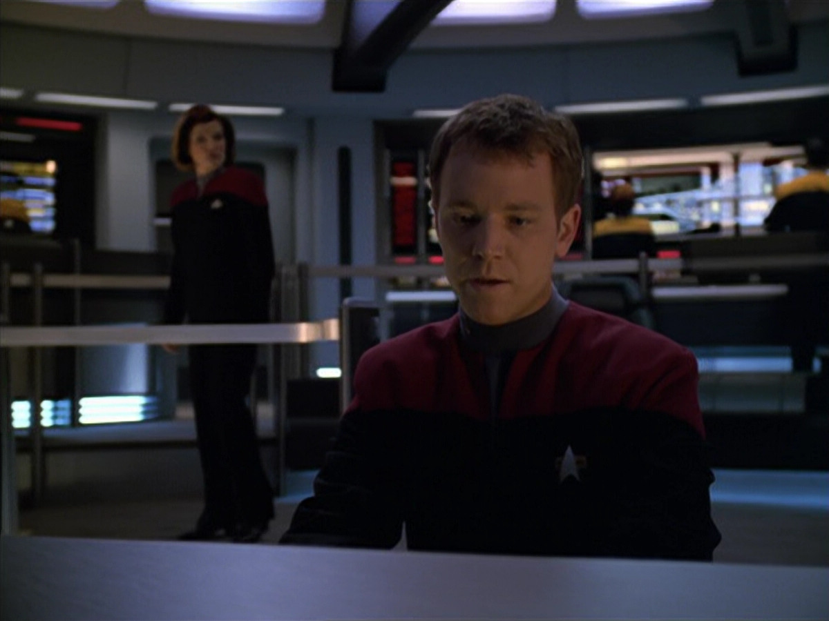 extant_StarTrek_VOY_5x19-TheFight_02836.jpg