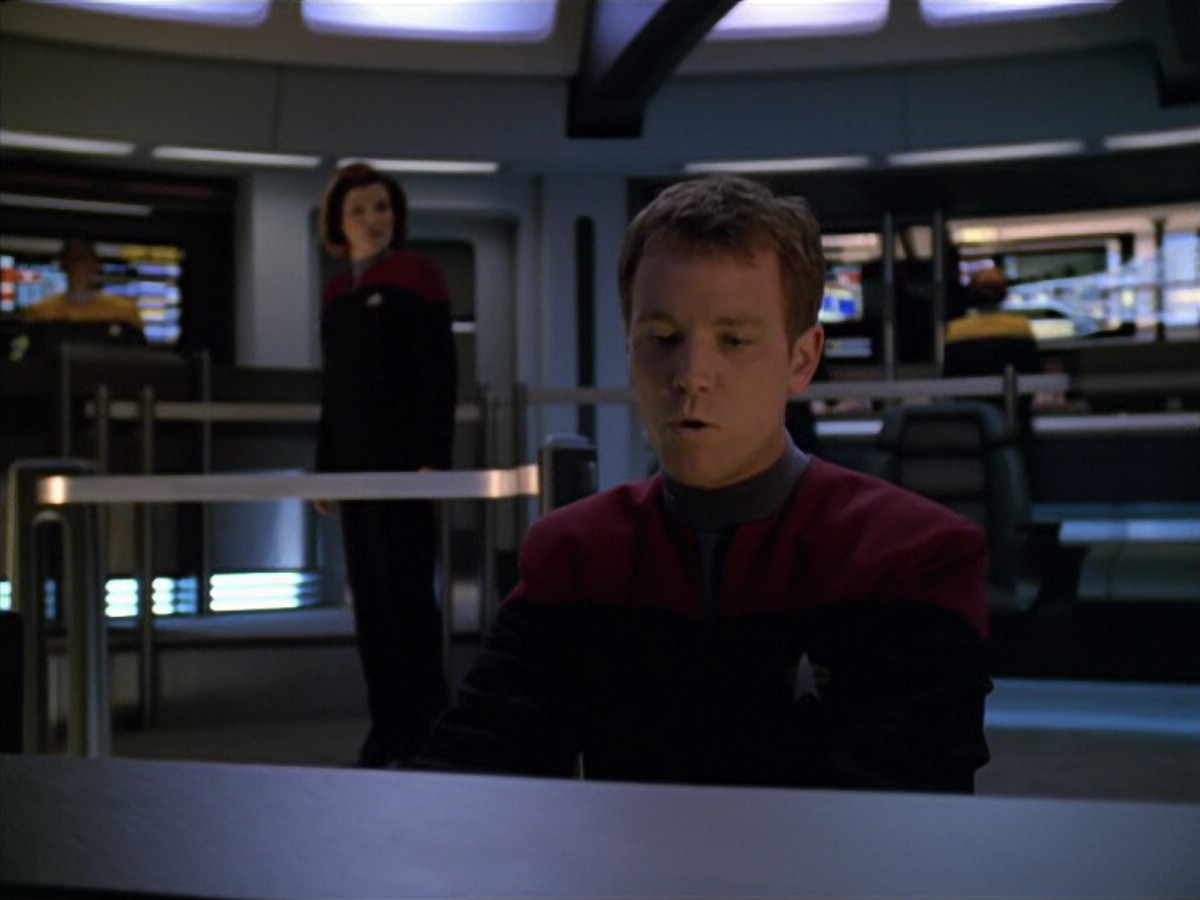 extant_StarTrek_VOY_5x19-TheFight_02837.jpg