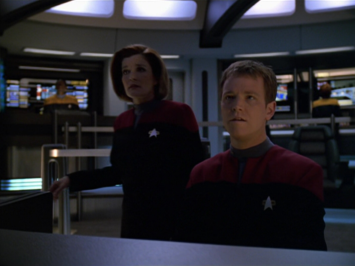 extant_StarTrek_VOY_5x19-TheFight_02880.jpg