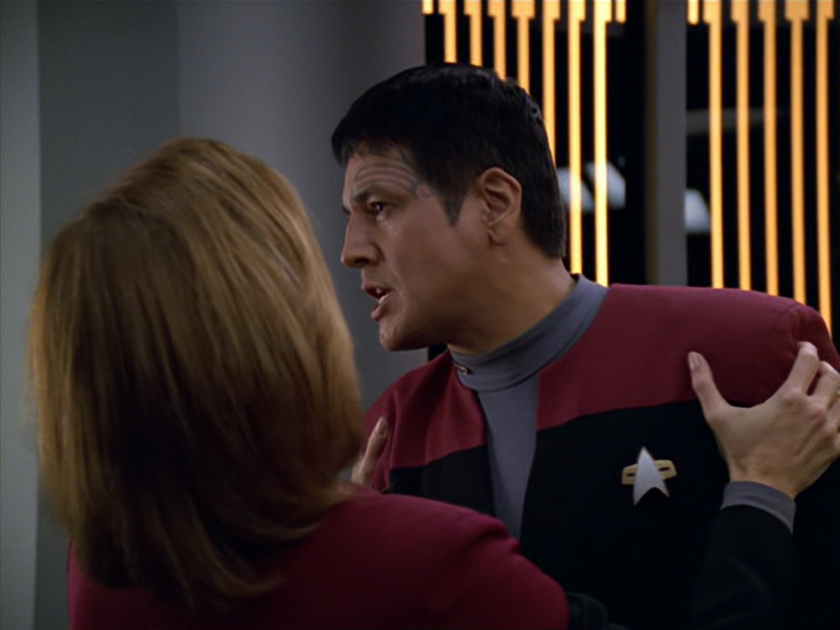 extant_StarTrek_VOY_5x19-TheFight_03005.jpg