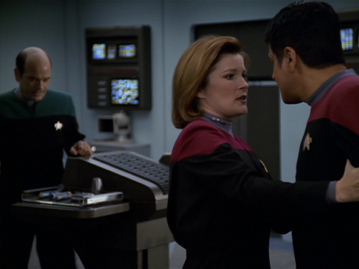 extant_StarTrek_VOY_5x19-TheFight_03009.jpg
