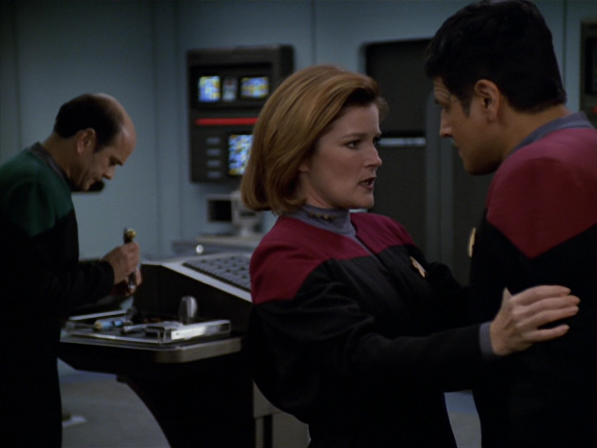 extant_StarTrek_VOY_5x19-TheFight_03011.jpg