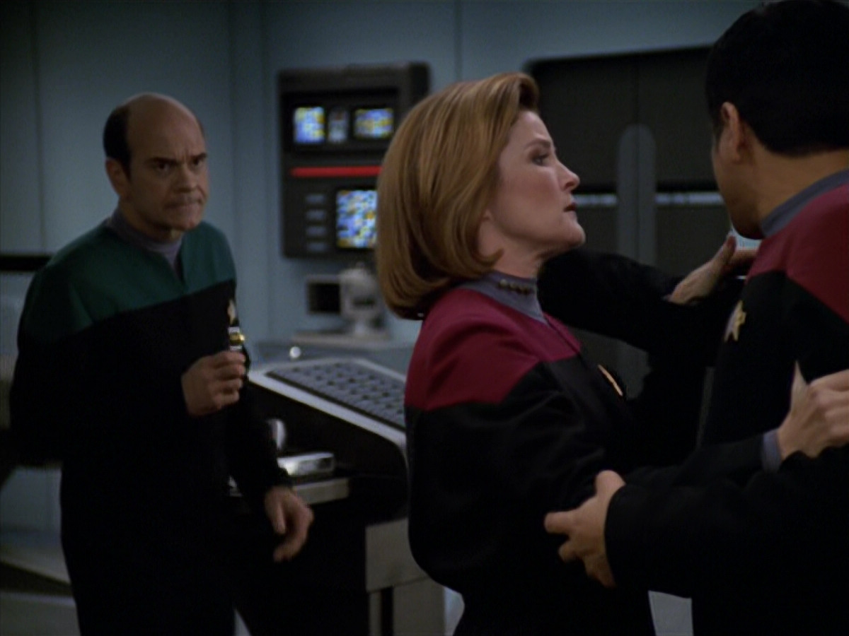 extant_StarTrek_VOY_5x19-TheFight_03015.jpg