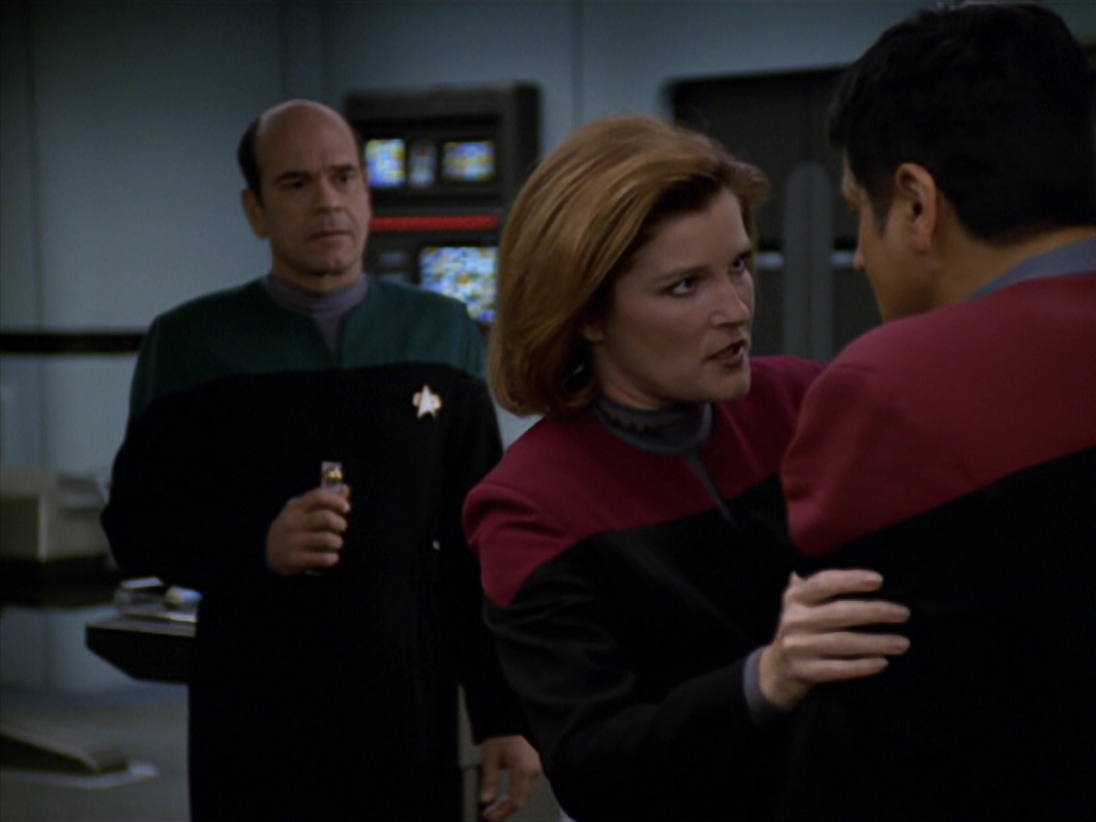 extant_StarTrek_VOY_5x19-TheFight_03025.jpg