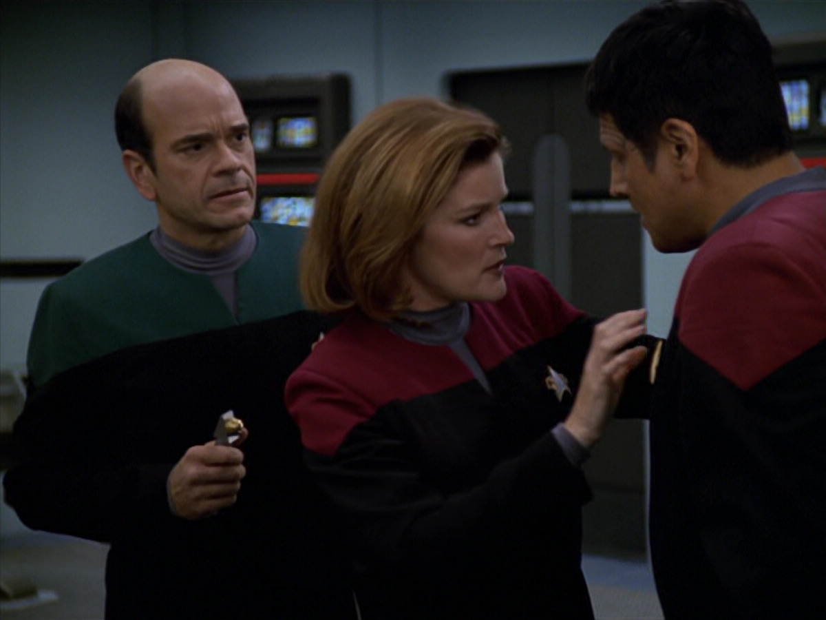 extant_StarTrek_VOY_5x19-TheFight_03036.jpg