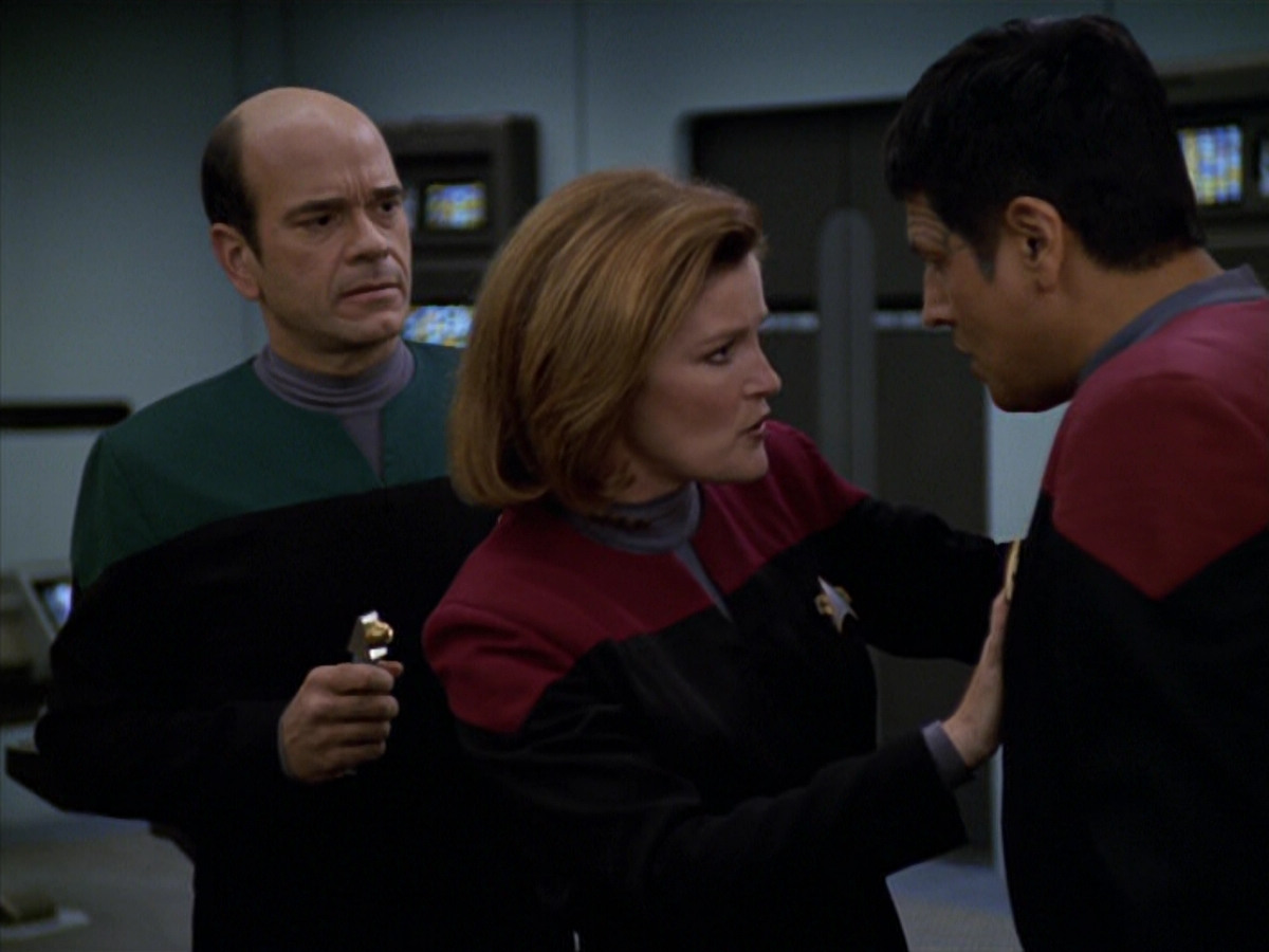 extant_StarTrek_VOY_5x19-TheFight_03041.jpg