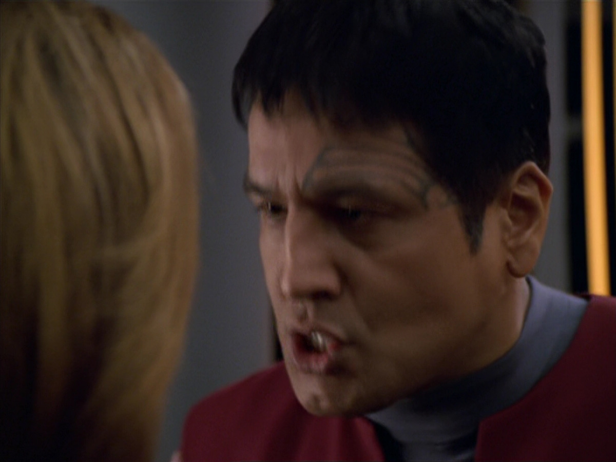 extant_StarTrek_VOY_5x19-TheFight_03044.jpg