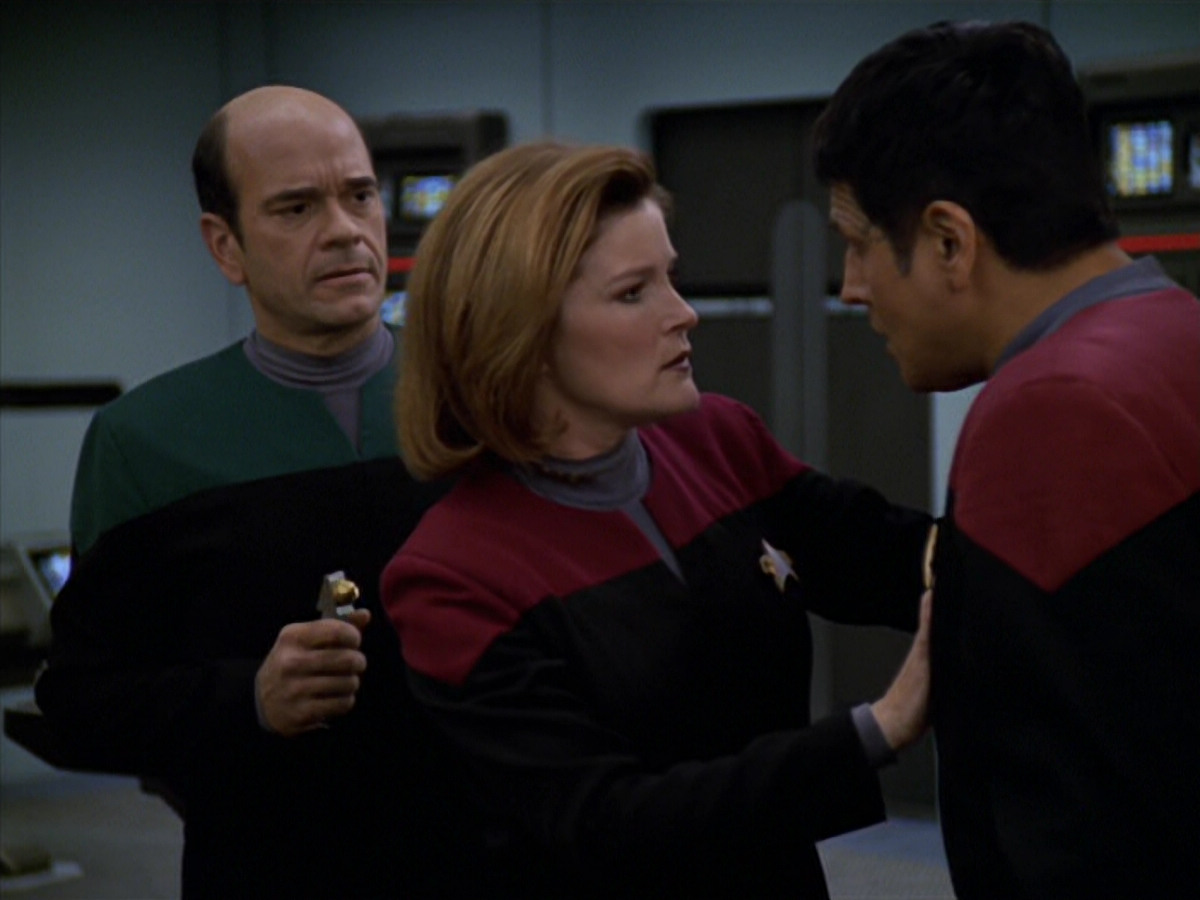 extant_StarTrek_VOY_5x19-TheFight_03046.jpg
