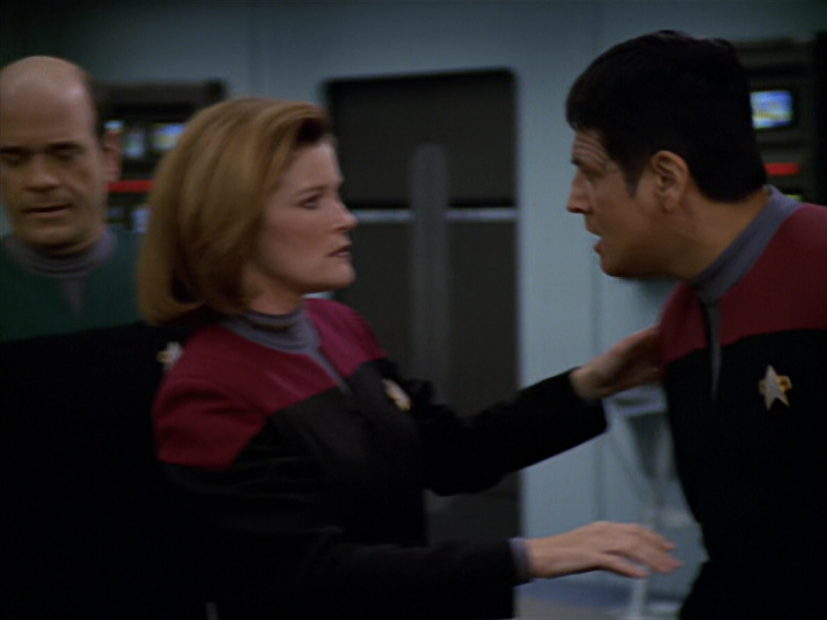 extant_StarTrek_VOY_5x19-TheFight_03056.jpg