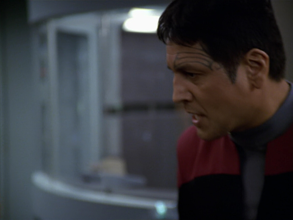 extant_StarTrek_VOY_5x19-TheFight_03059.jpg