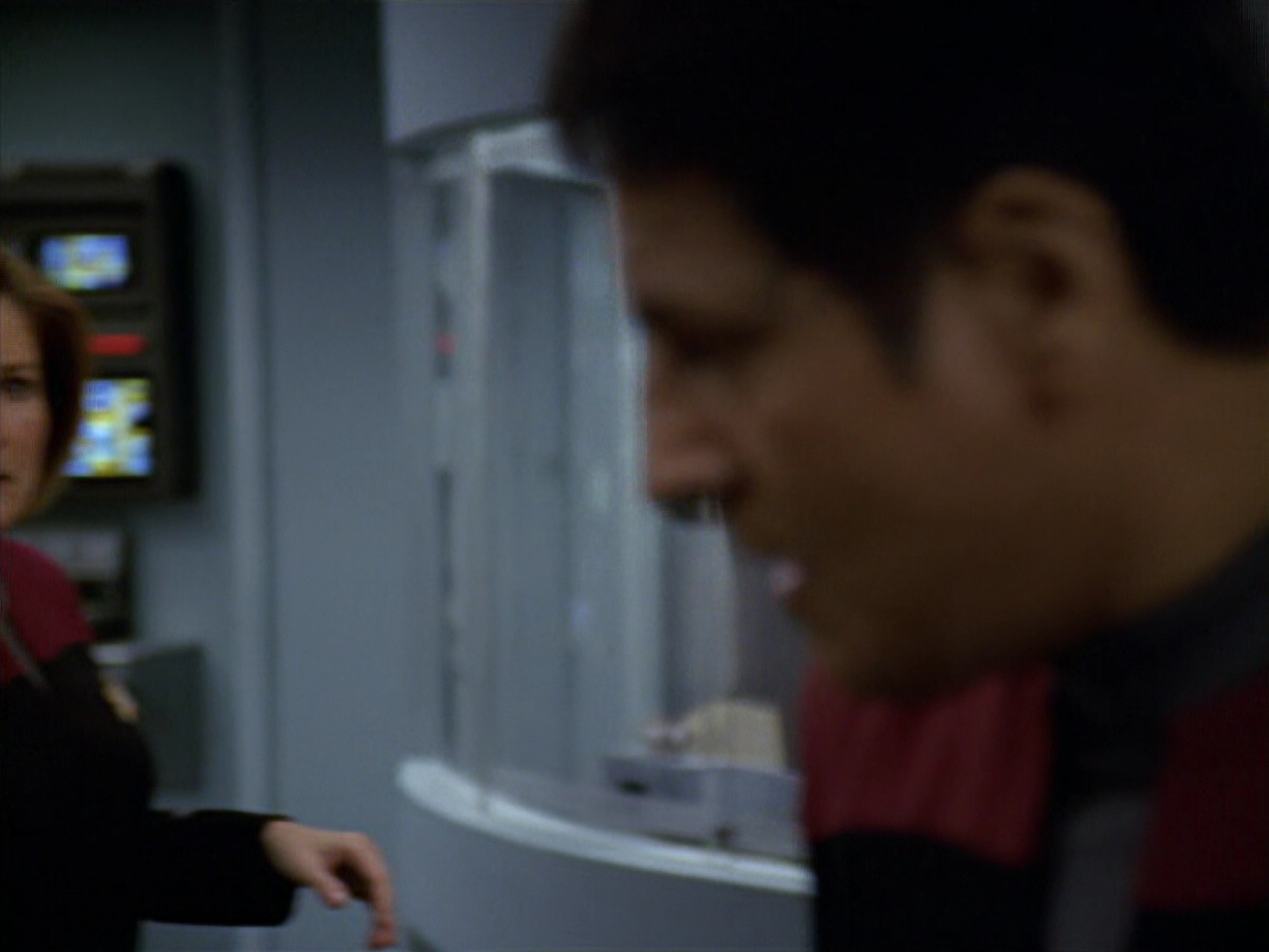 extant_StarTrek_VOY_5x19-TheFight_03060.jpg