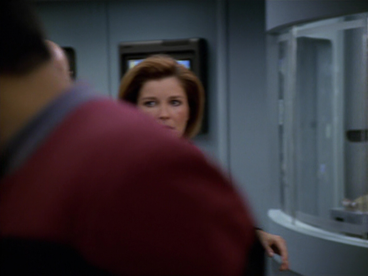 extant_StarTrek_VOY_5x19-TheFight_03061.jpg