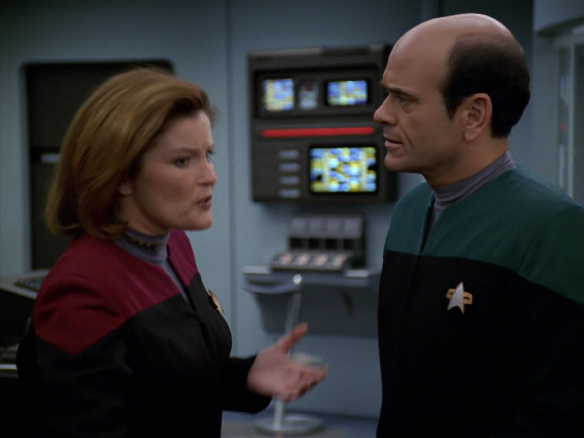 extant_StarTrek_VOY_5x19-TheFight_03120.jpg