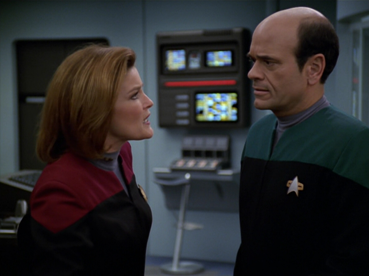 extant_StarTrek_VOY_5x19-TheFight_03121.jpg
