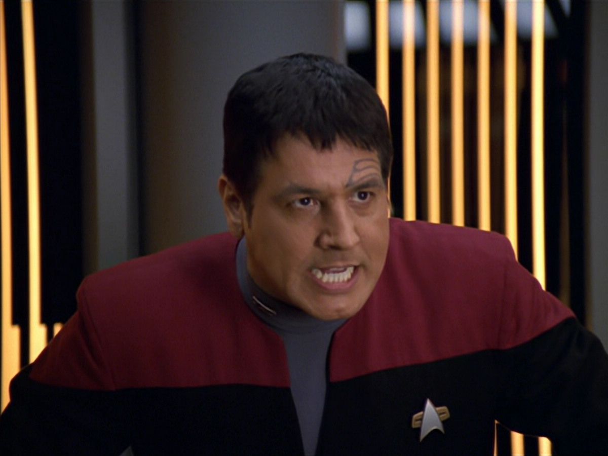 extant_StarTrek_VOY_5x19-TheFight_03123.jpg