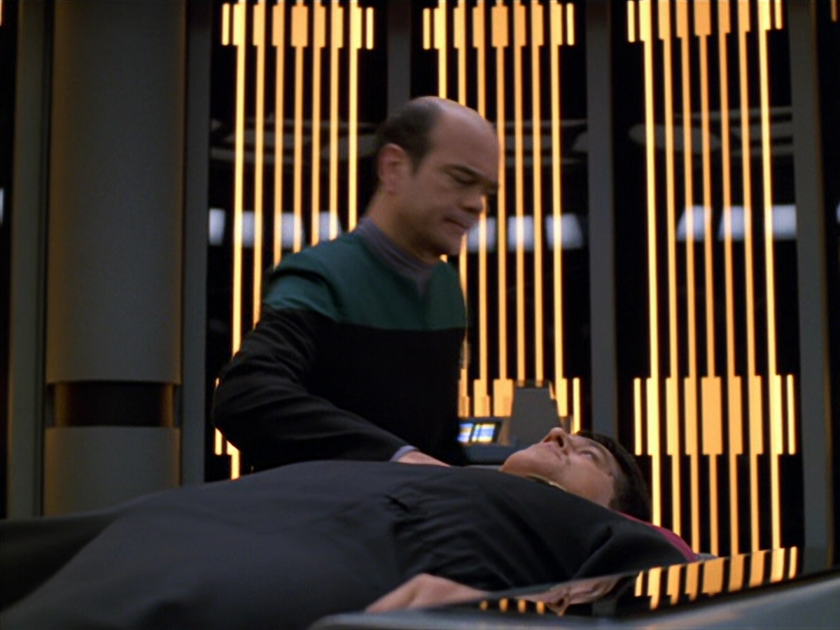 extant_StarTrek_VOY_5x19-TheFight_03202.jpg