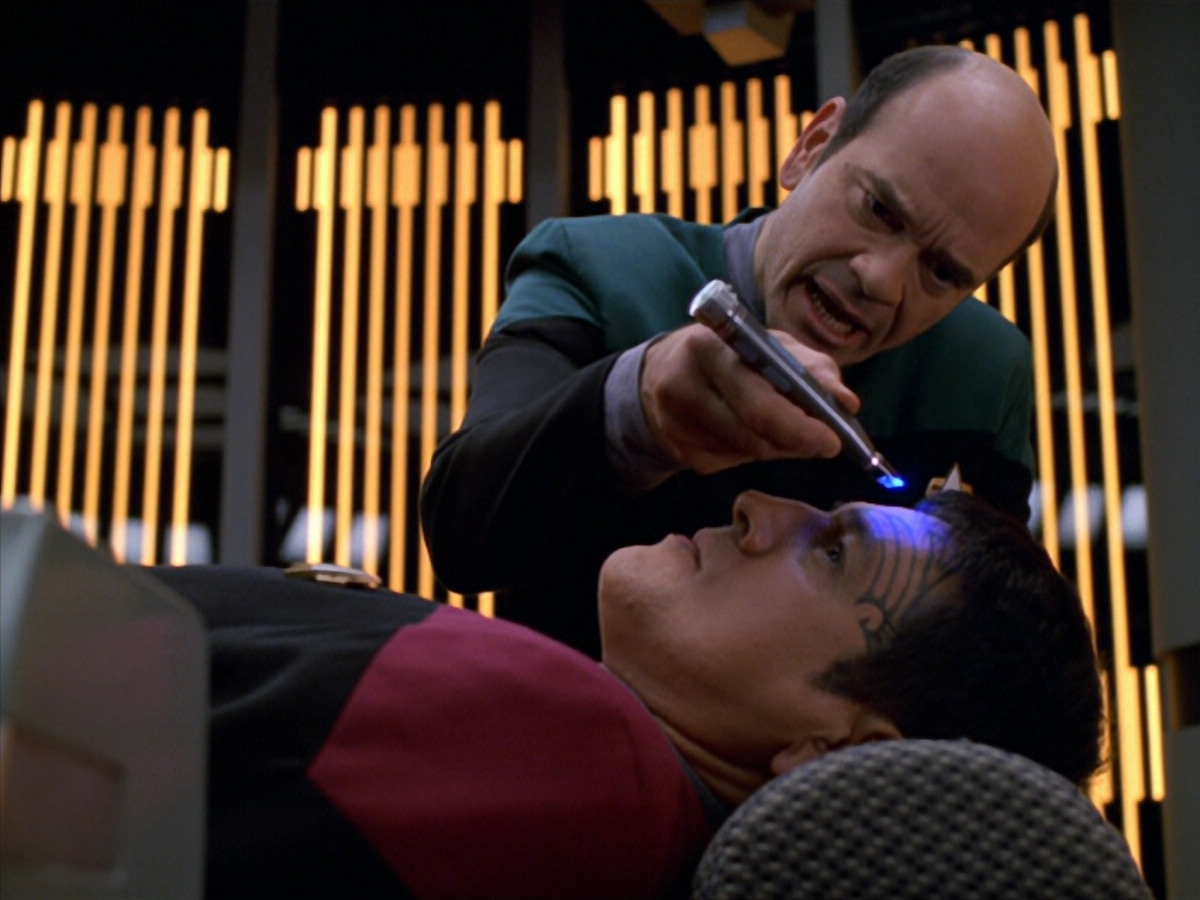 extant_StarTrek_VOY_5x19-TheFight_03215.jpg