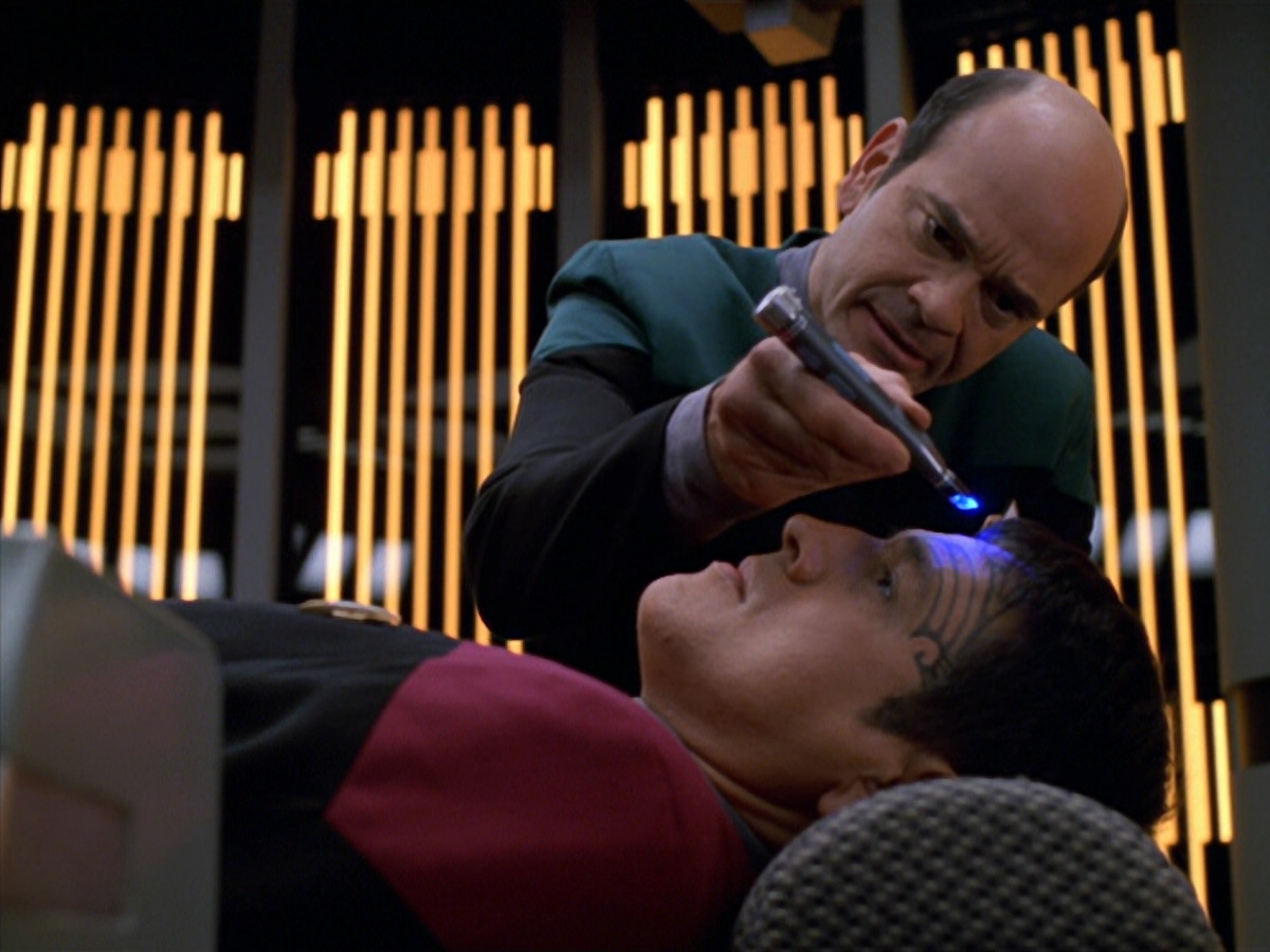 extant_StarTrek_VOY_5x19-TheFight_03220.jpg