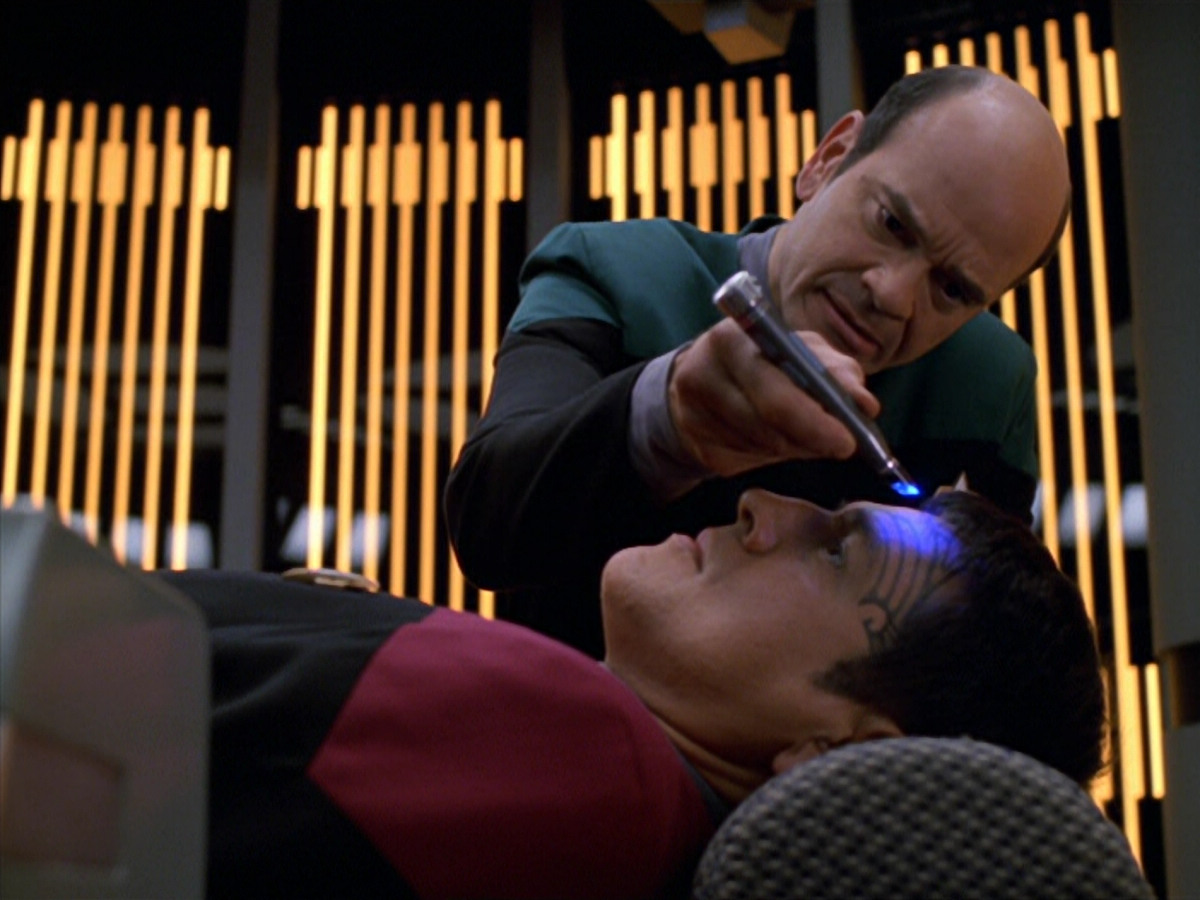 extant_StarTrek_VOY_5x19-TheFight_03221.jpg