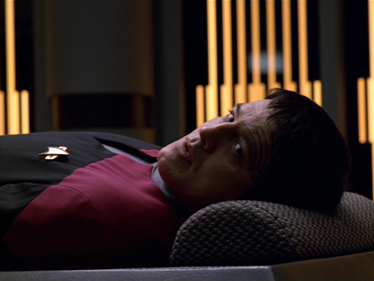 extant_StarTrek_VOY_5x19-TheFight_03240.jpg