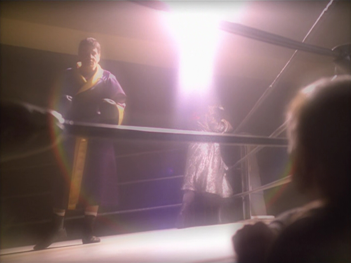 extant_StarTrek_VOY_5x19-TheFight_03266.jpg