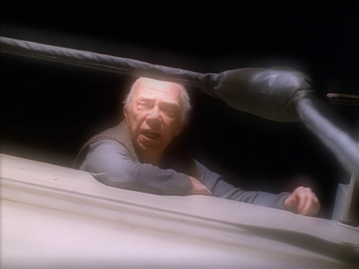 extant_StarTrek_VOY_5x19-TheFight_03276.jpg