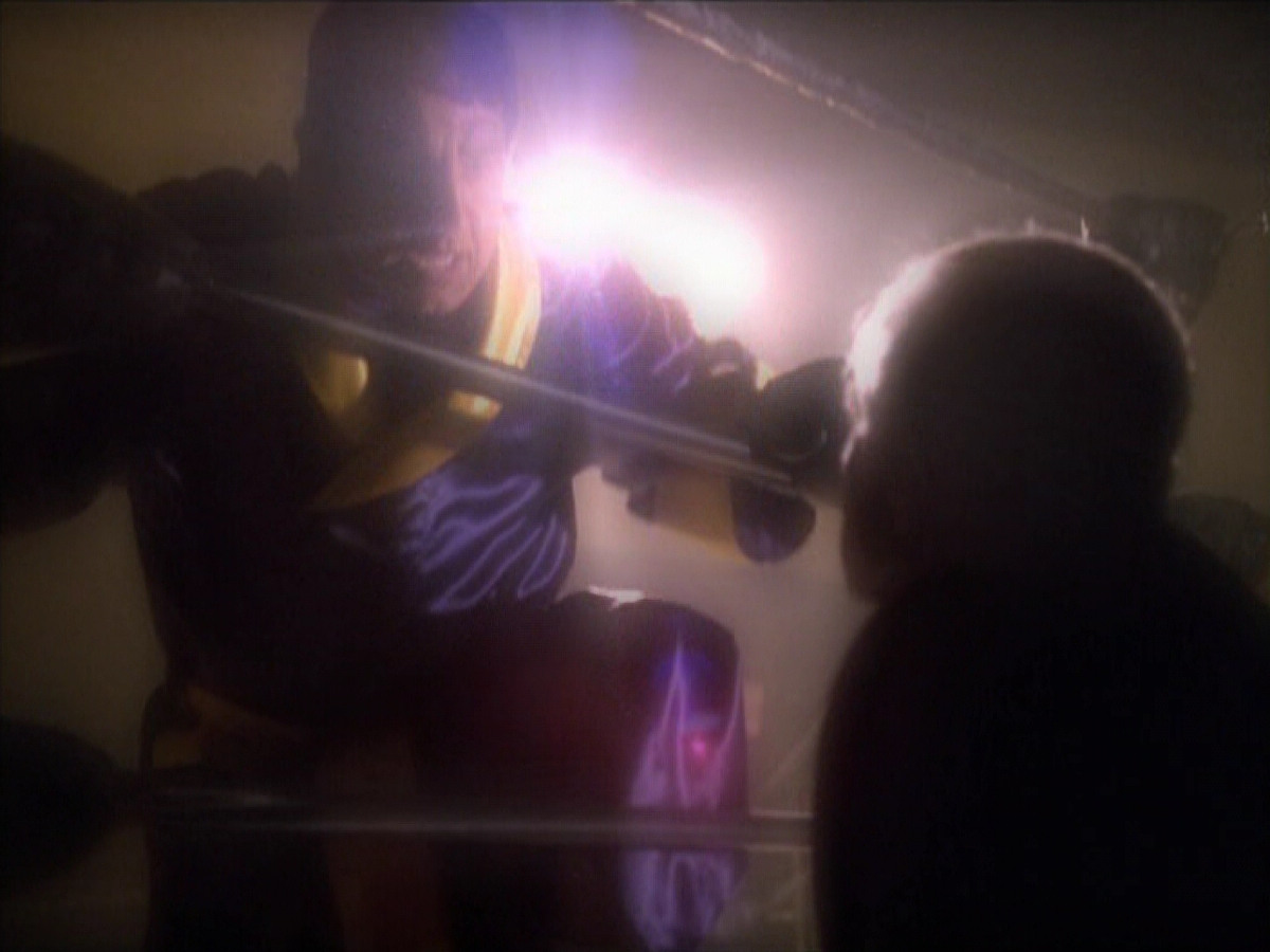 extant_StarTrek_VOY_5x19-TheFight_03293.jpg