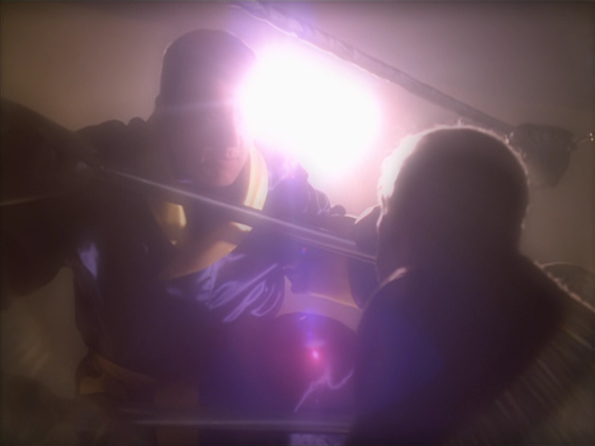 extant_StarTrek_VOY_5x19-TheFight_03294.jpg