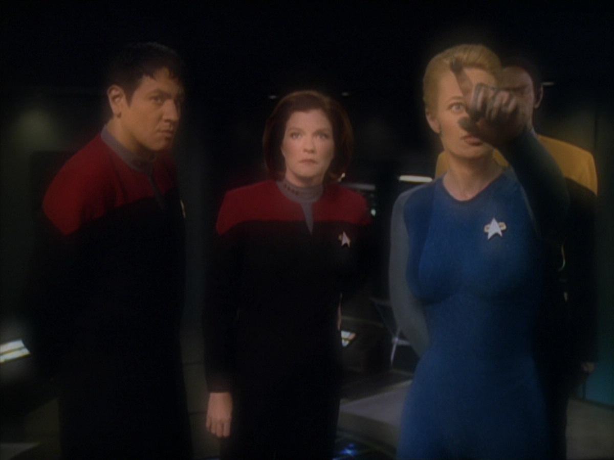 extant_StarTrek_VOY_5x19-TheFight_03384.jpg