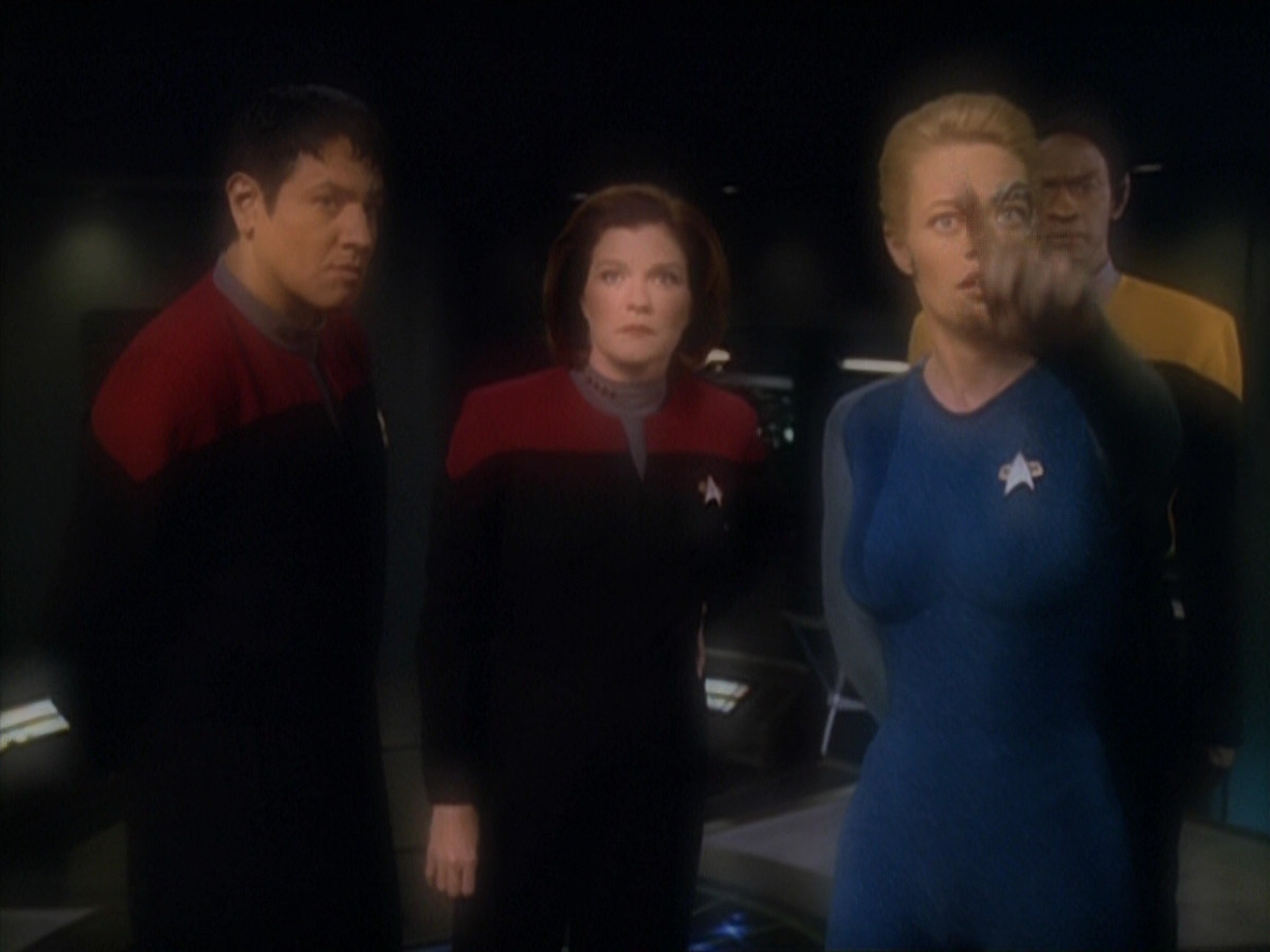 extant_StarTrek_VOY_5x19-TheFight_03387.jpg