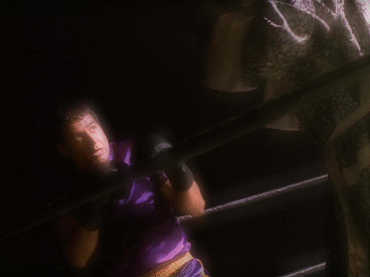 extant_StarTrek_VOY_5x19-TheFight_03406.jpg