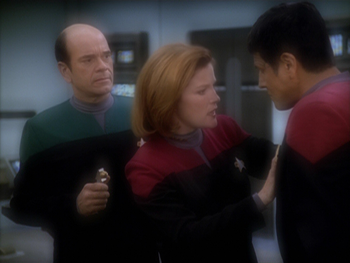 extant_StarTrek_VOY_5x19-TheFight_03414.jpg