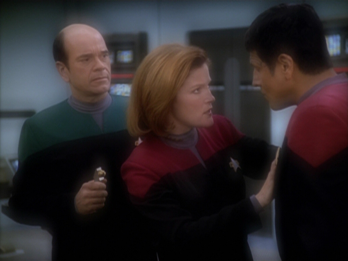 extant_StarTrek_VOY_5x19-TheFight_03415.jpg