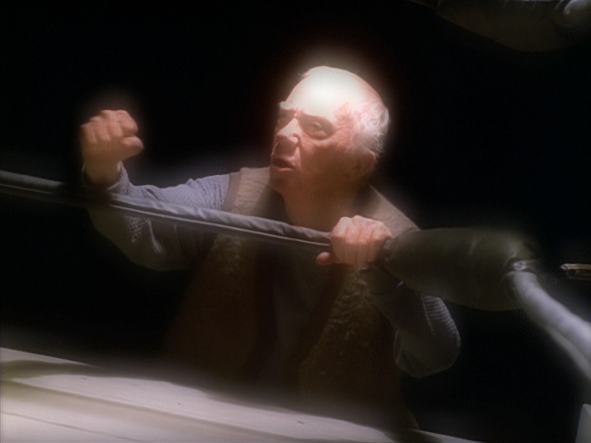 extant_StarTrek_VOY_5x19-TheFight_03431.jpg