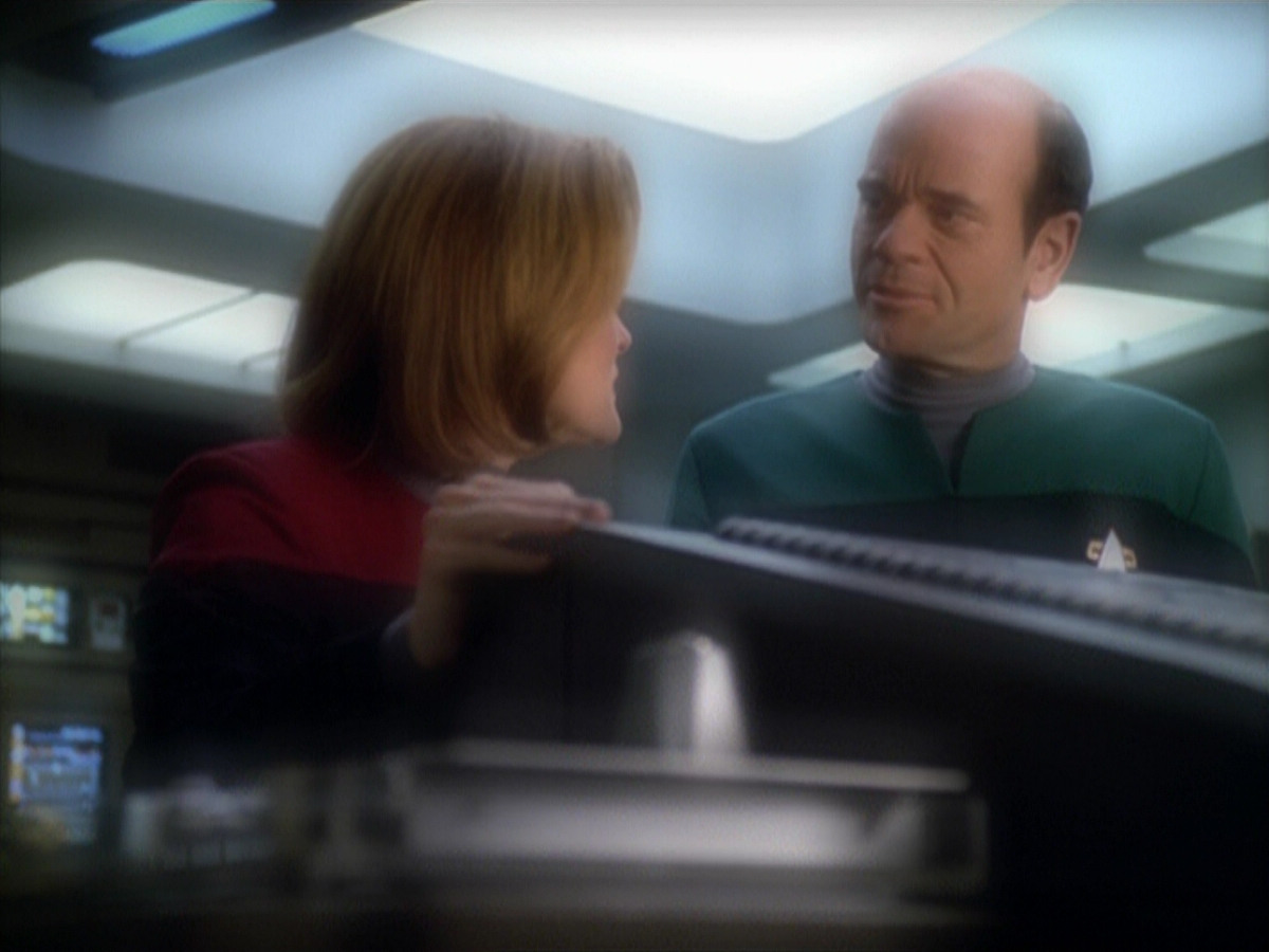 extant_StarTrek_VOY_5x19-TheFight_03436.jpg