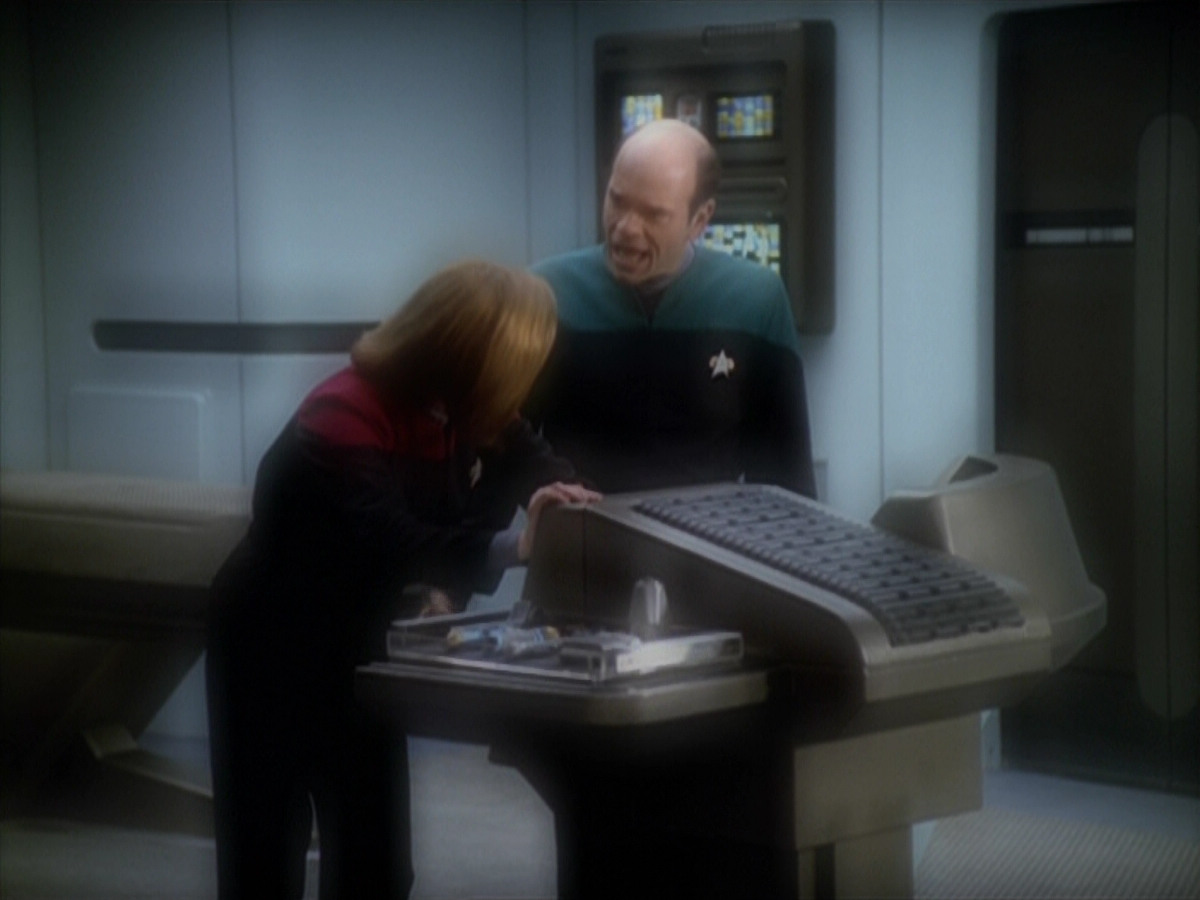 extant_StarTrek_VOY_5x19-TheFight_03442.jpg
