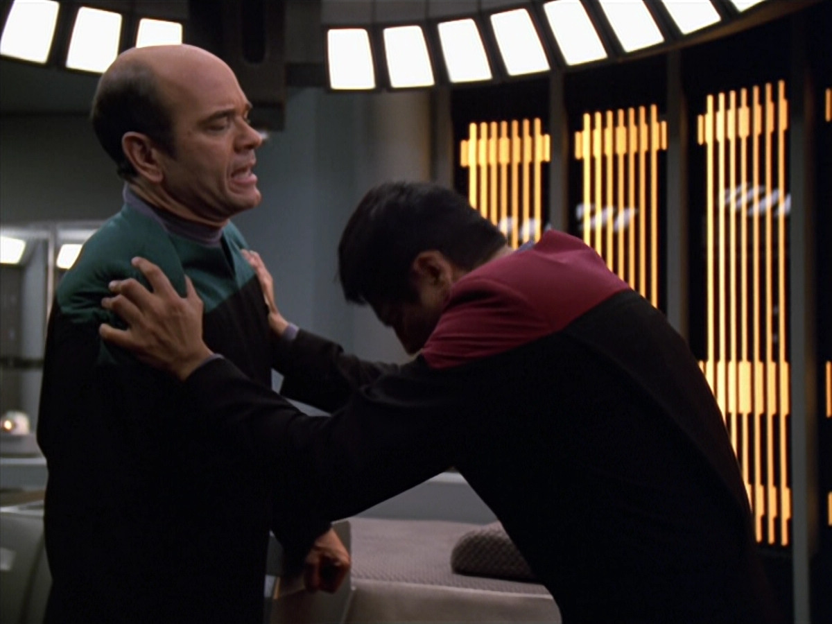 extant_StarTrek_VOY_5x19-TheFight_03455.jpg