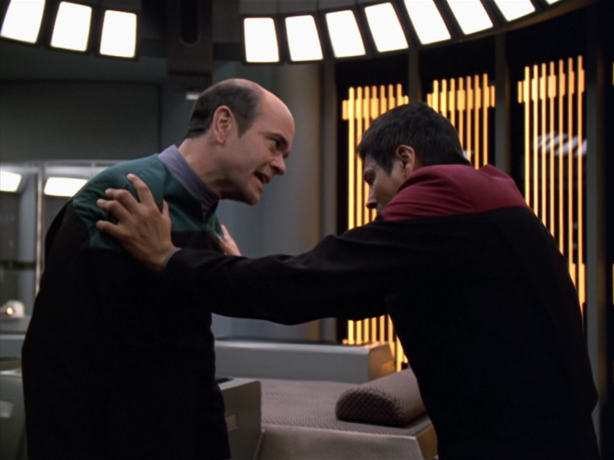 extant_StarTrek_VOY_5x19-TheFight_03457.jpg