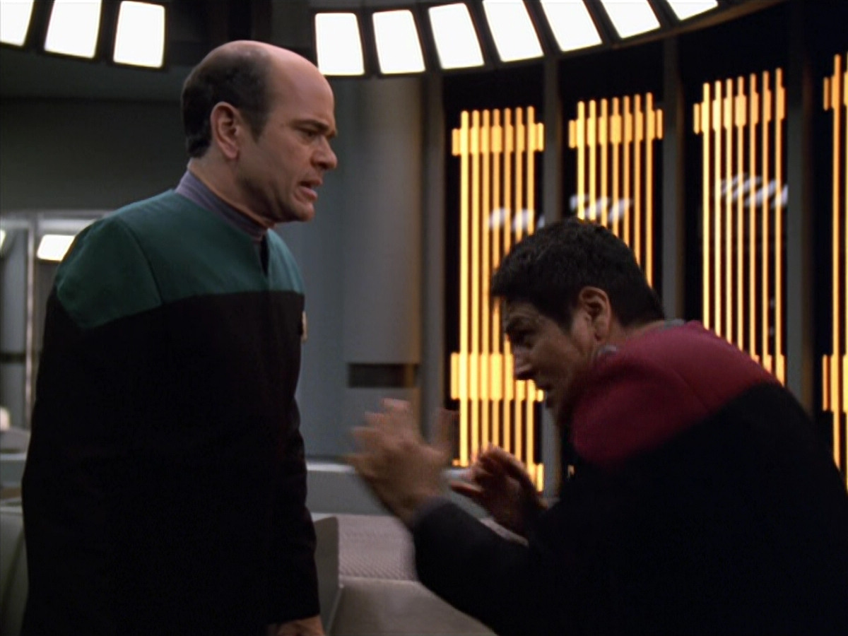 extant_StarTrek_VOY_5x19-TheFight_03460.jpg