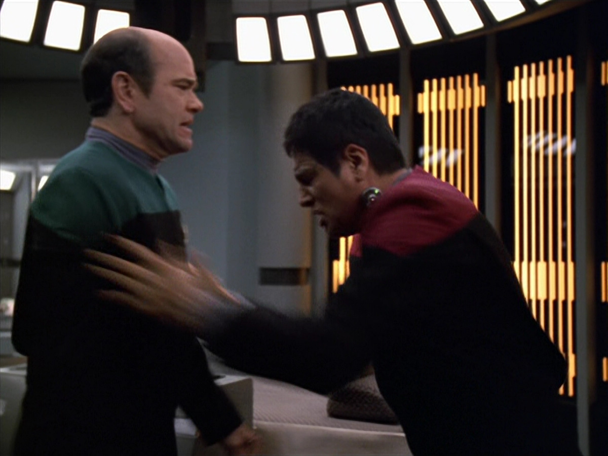 extant_StarTrek_VOY_5x19-TheFight_03464.jpg