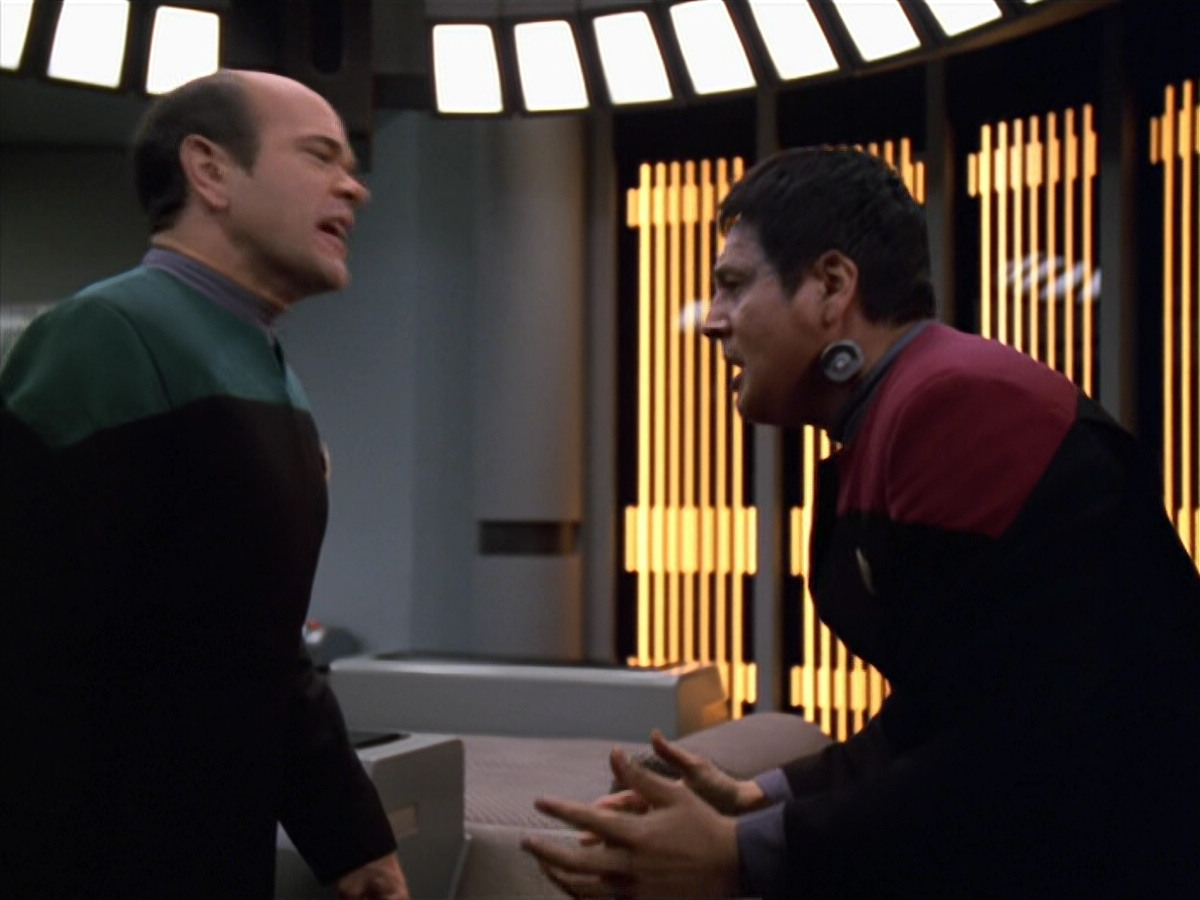 extant_StarTrek_VOY_5x19-TheFight_03465.jpg