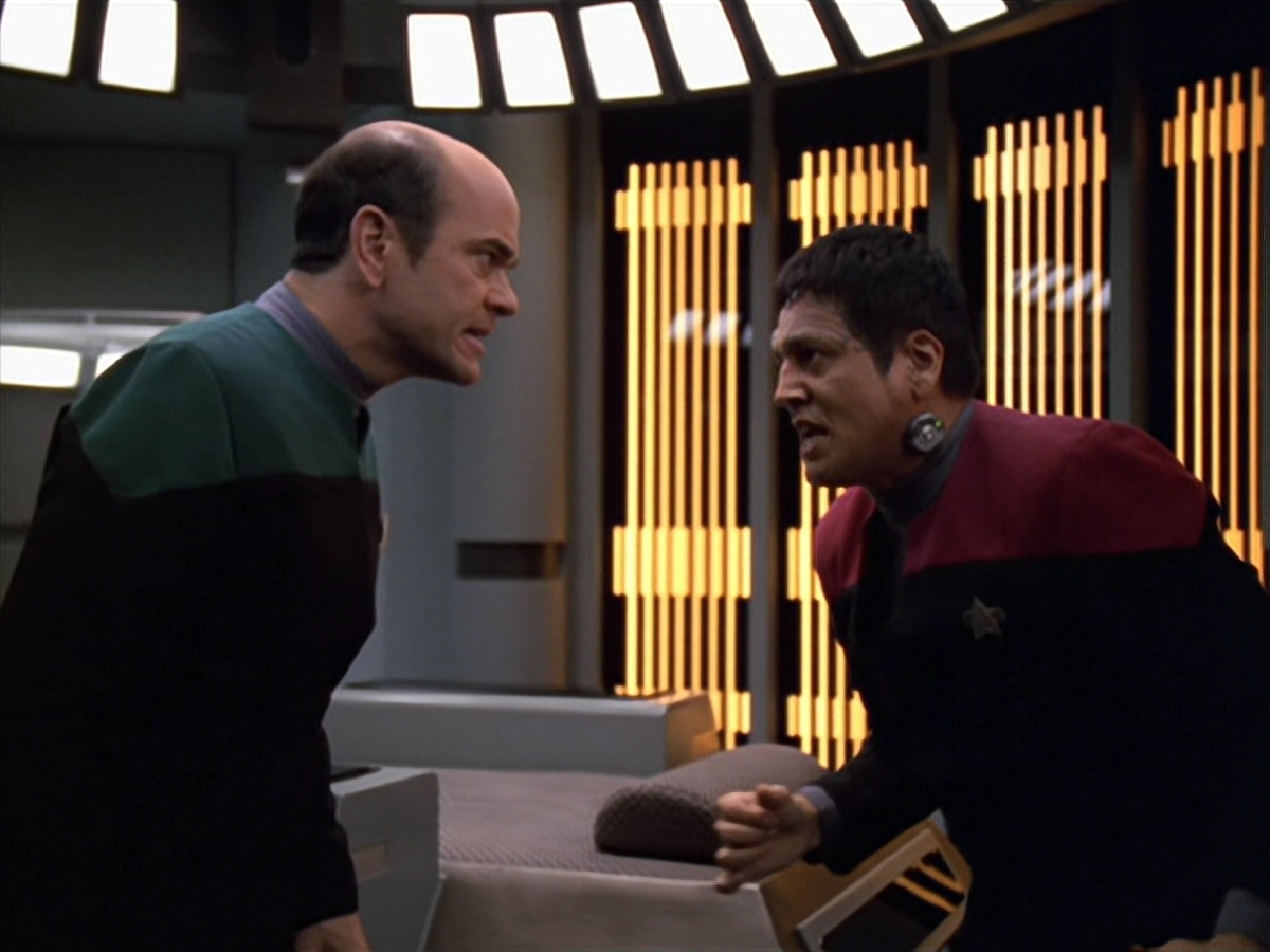 extant_StarTrek_VOY_5x19-TheFight_03467.jpg