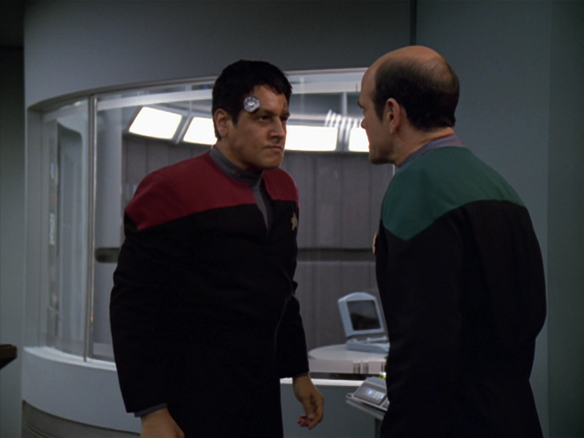 extant_StarTrek_VOY_5x19-TheFight_03477.jpg