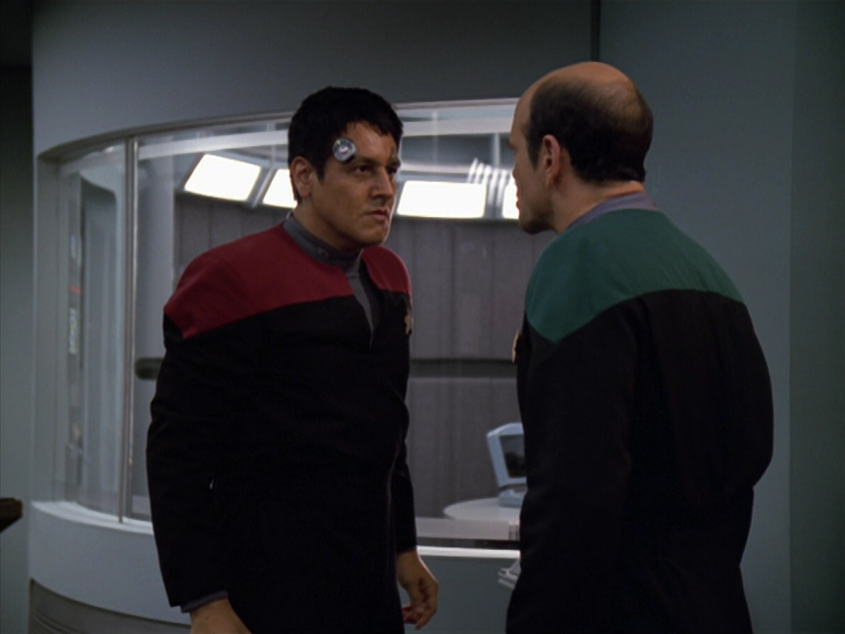 extant_StarTrek_VOY_5x19-TheFight_03479.jpg