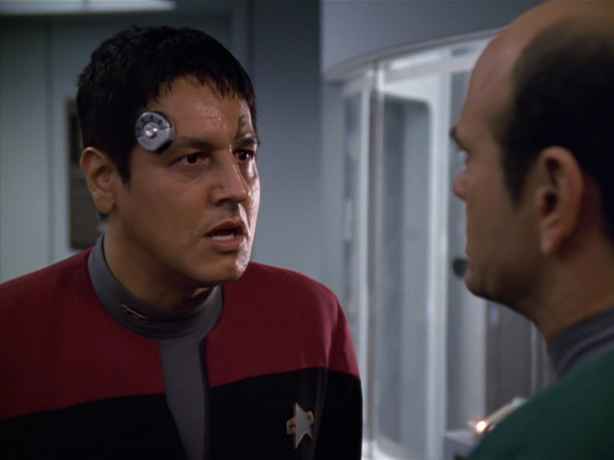 extant_StarTrek_VOY_5x19-TheFight_03490.jpg