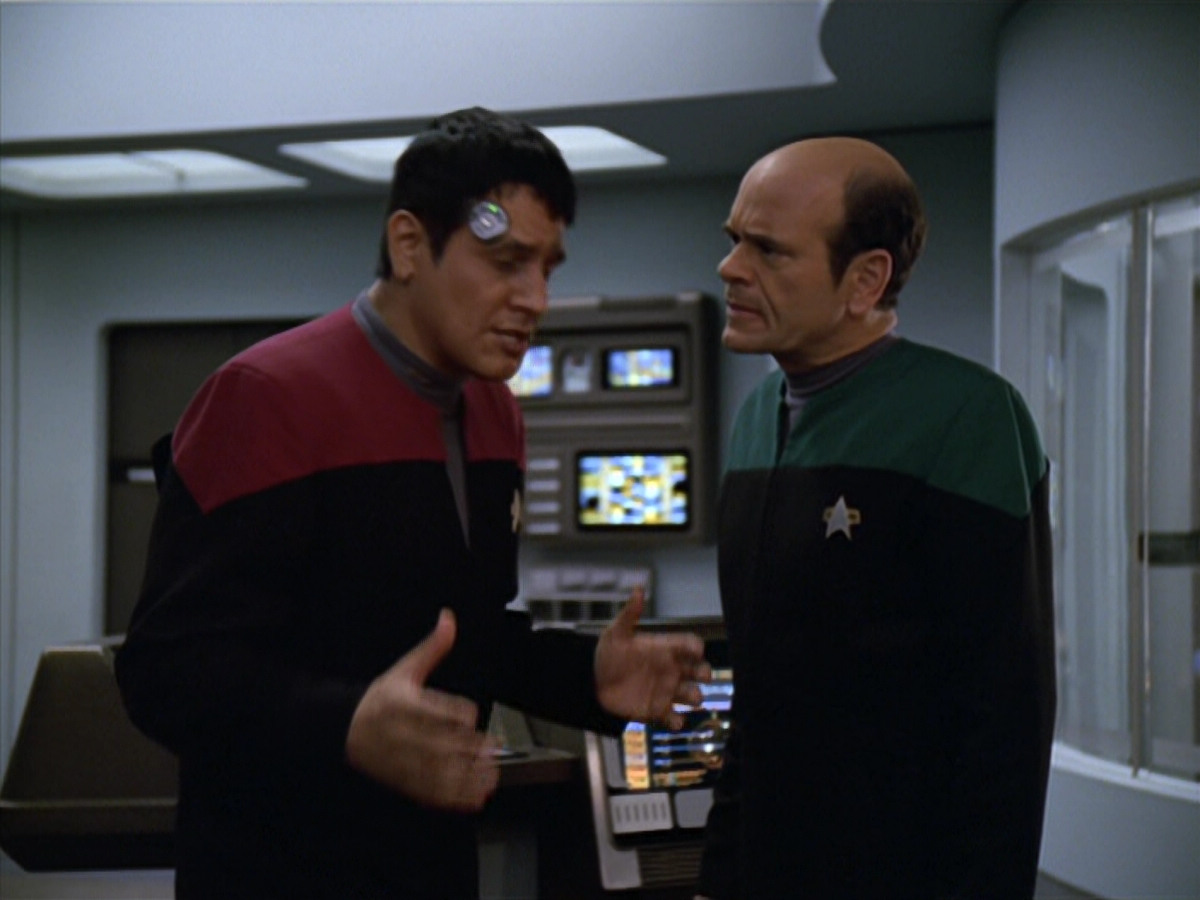 extant_StarTrek_VOY_5x19-TheFight_03513.jpg