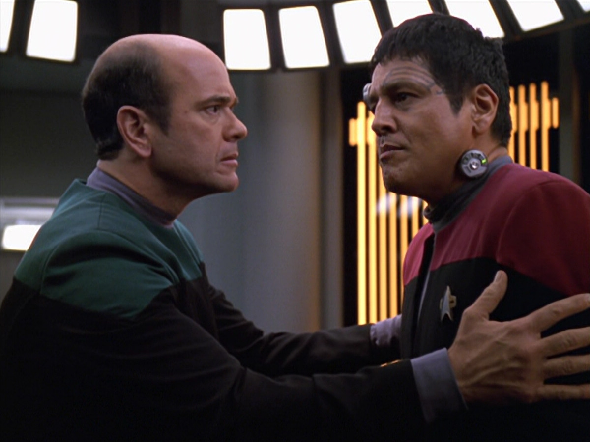 extant_StarTrek_VOY_5x19-TheFight_03533.jpg